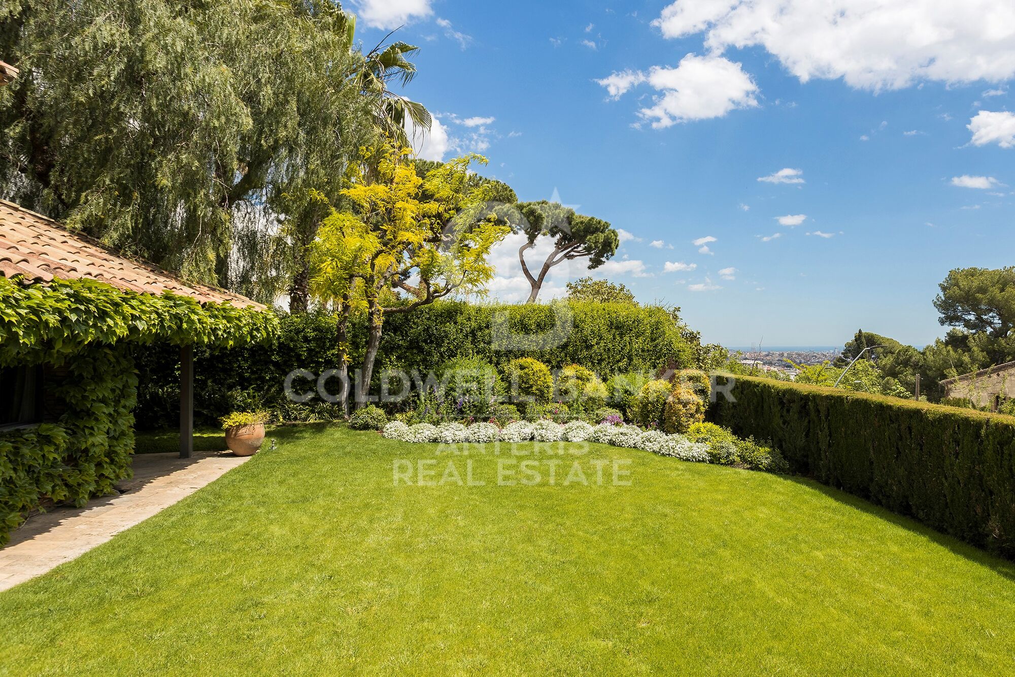 Wonderful villa with green areas in prestigious Pedralbes