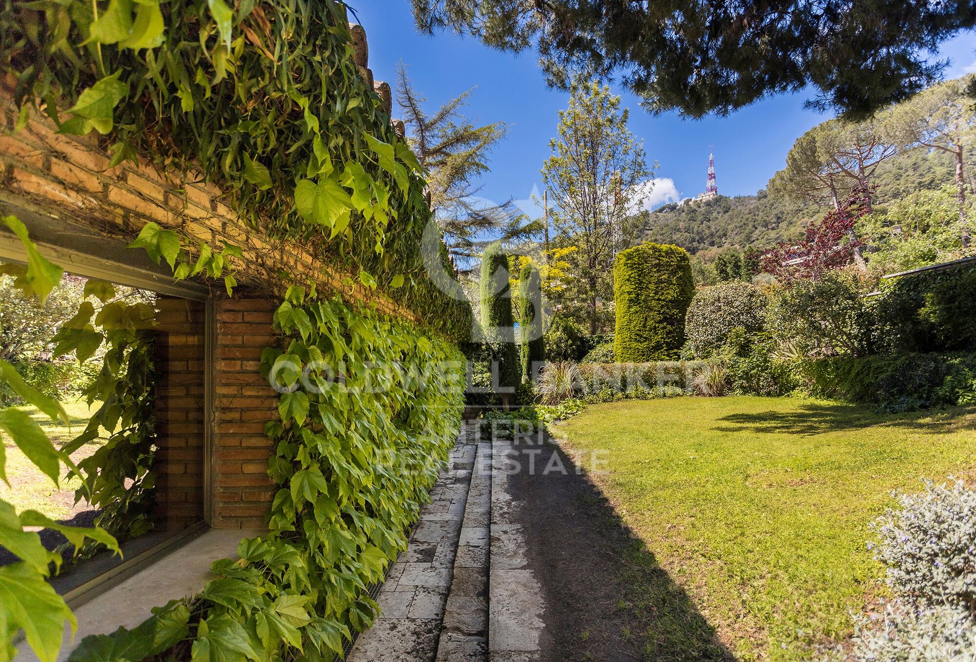 Wonderful villa with green areas in prestigious Pedralbes