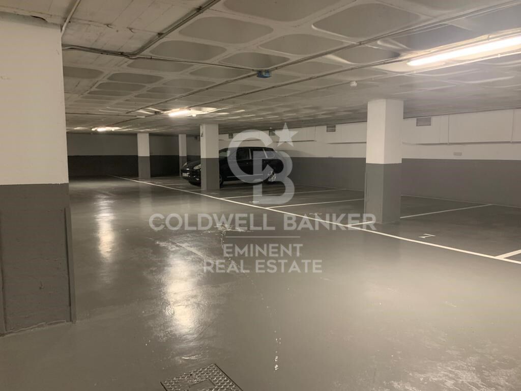 45 plazas de coche y 6 plazas de moto ubicadas en Via Augusta, en la zona de Tres Torres.