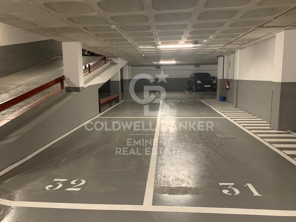 45 plazas de coche y 6 plazas de moto ubicadas en Via Augusta, en la zona de Tres Torres.