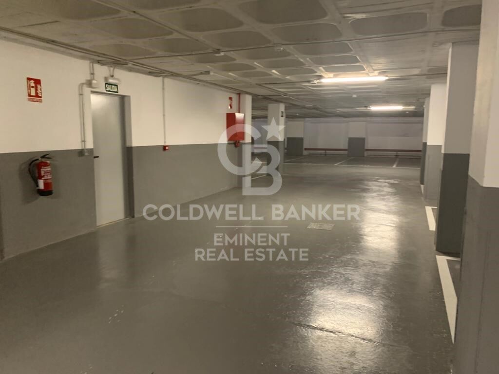 45 plazas de coche y 6 plazas de moto ubicadas en Via Augusta, en la zona de Tres Torres.