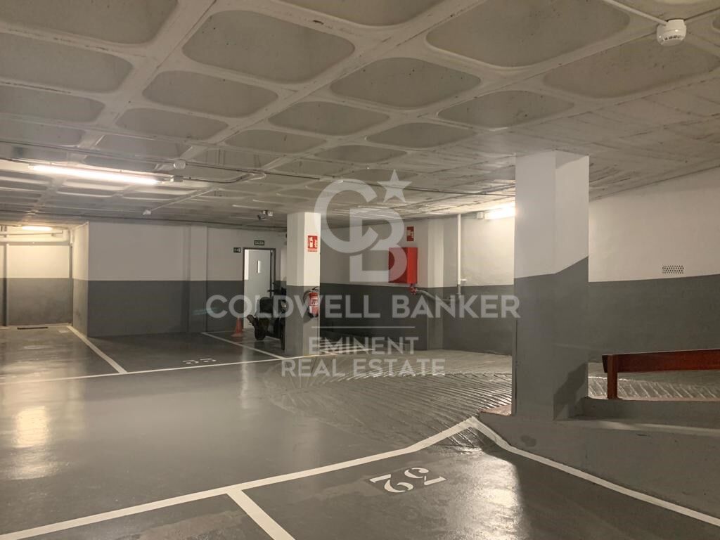 45 plazas de coche y 6 plazas de moto ubicadas en Via Augusta, en la zona de Tres Torres.