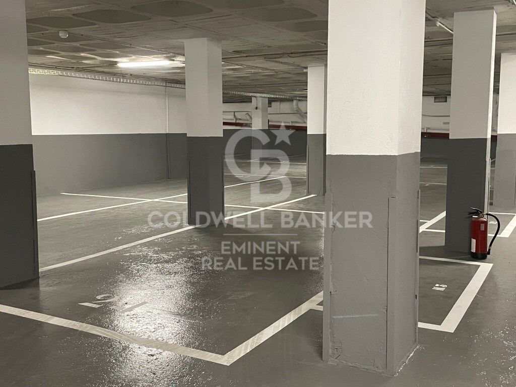 45 plazas de coche y 6 plazas de moto ubicadas en Via Augusta, en la zona de Tres Torres.