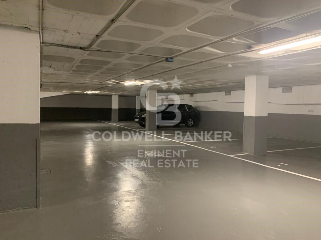 45 plazas de coche y 6 plazas de moto ubicadas en Via Augusta, en la zona de Tres Torres.