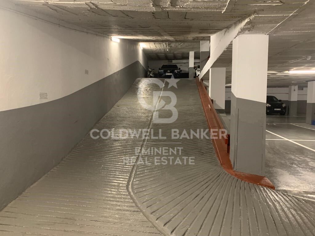 45 plazas de coche y 6 plazas de moto ubicadas en Via Augusta, en la zona de Tres Torres.