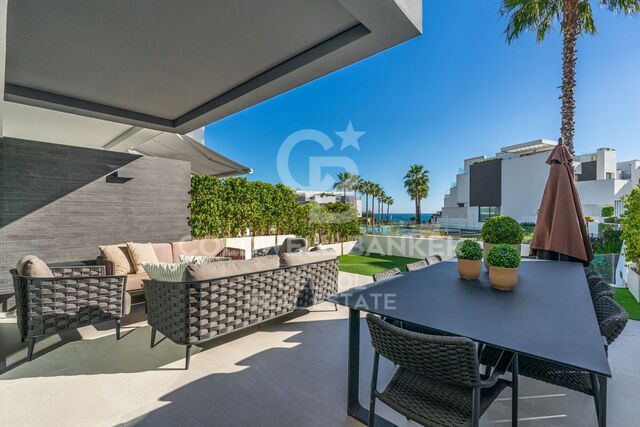 Townhouse by the sea in Estepona for sale
