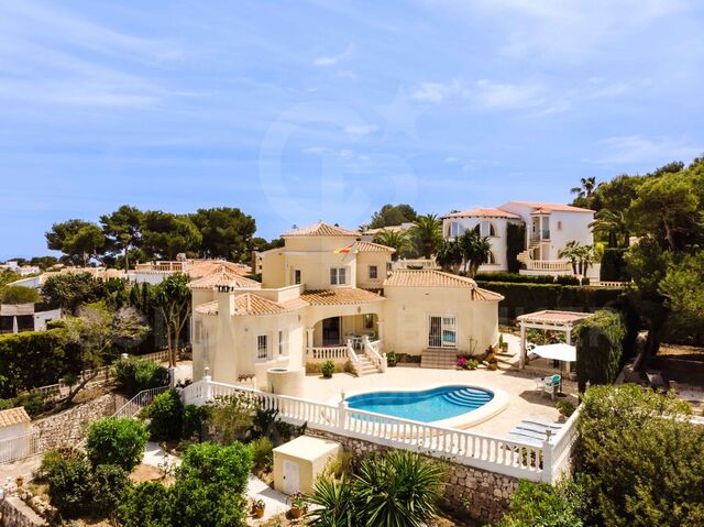 Villa de Estilo Mediterráneo de 3 dormitorios con espectaculares vistas panorámicas al mar, al valle y al Montgó.
