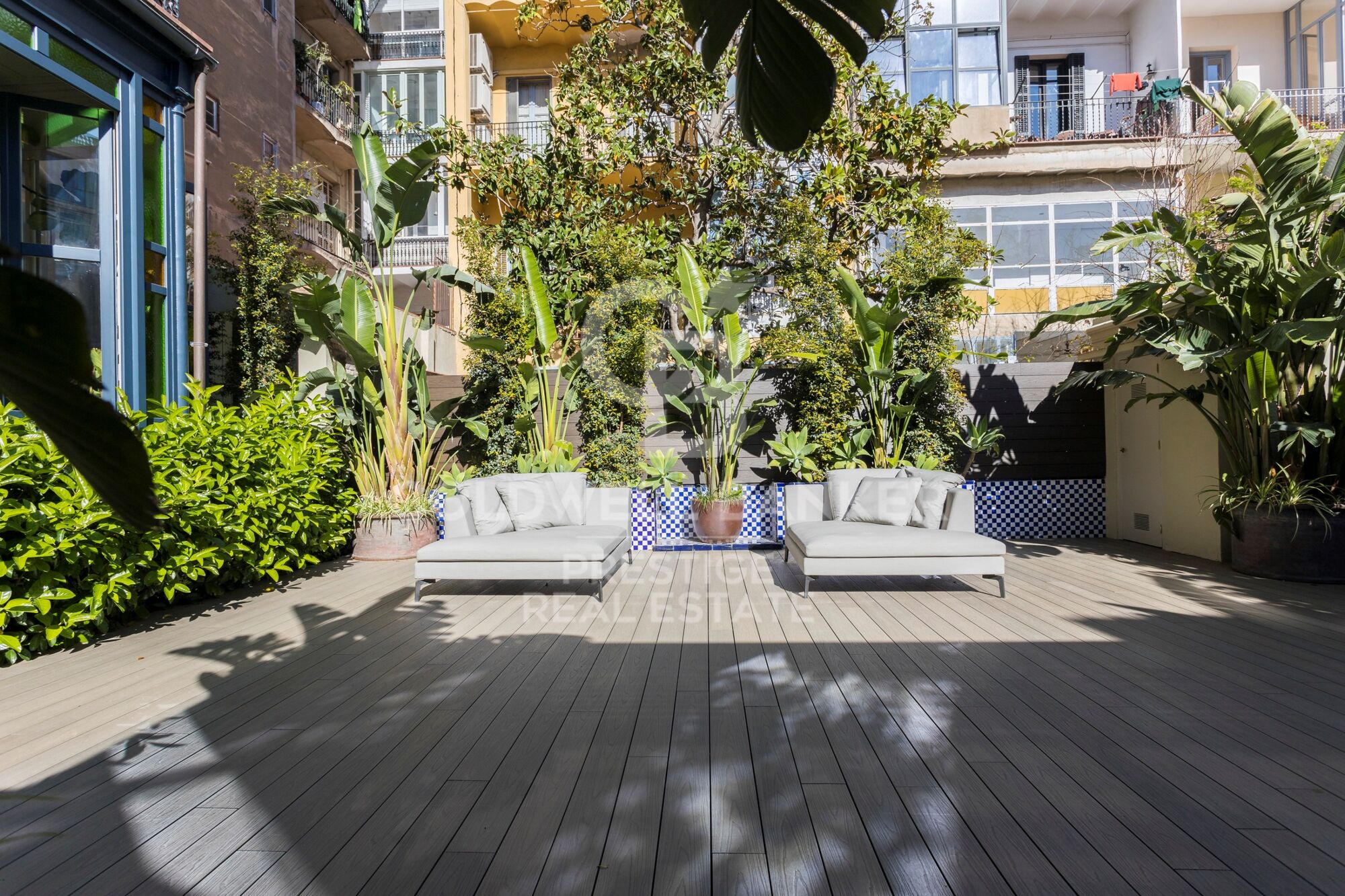 Majestuoso piso en finca regia con terraza en venta en Barcelona