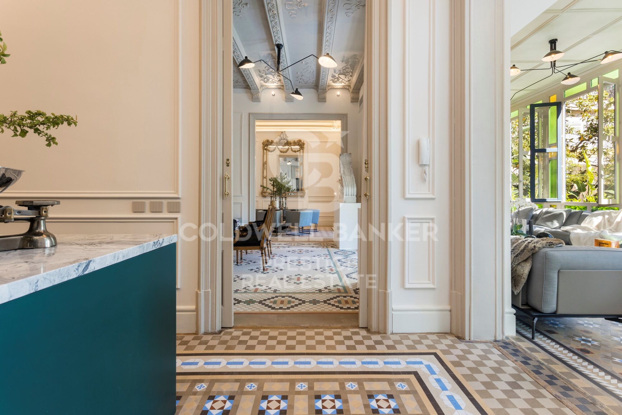 Majestuoso piso en finca regia con terraza en venta en Barcelona