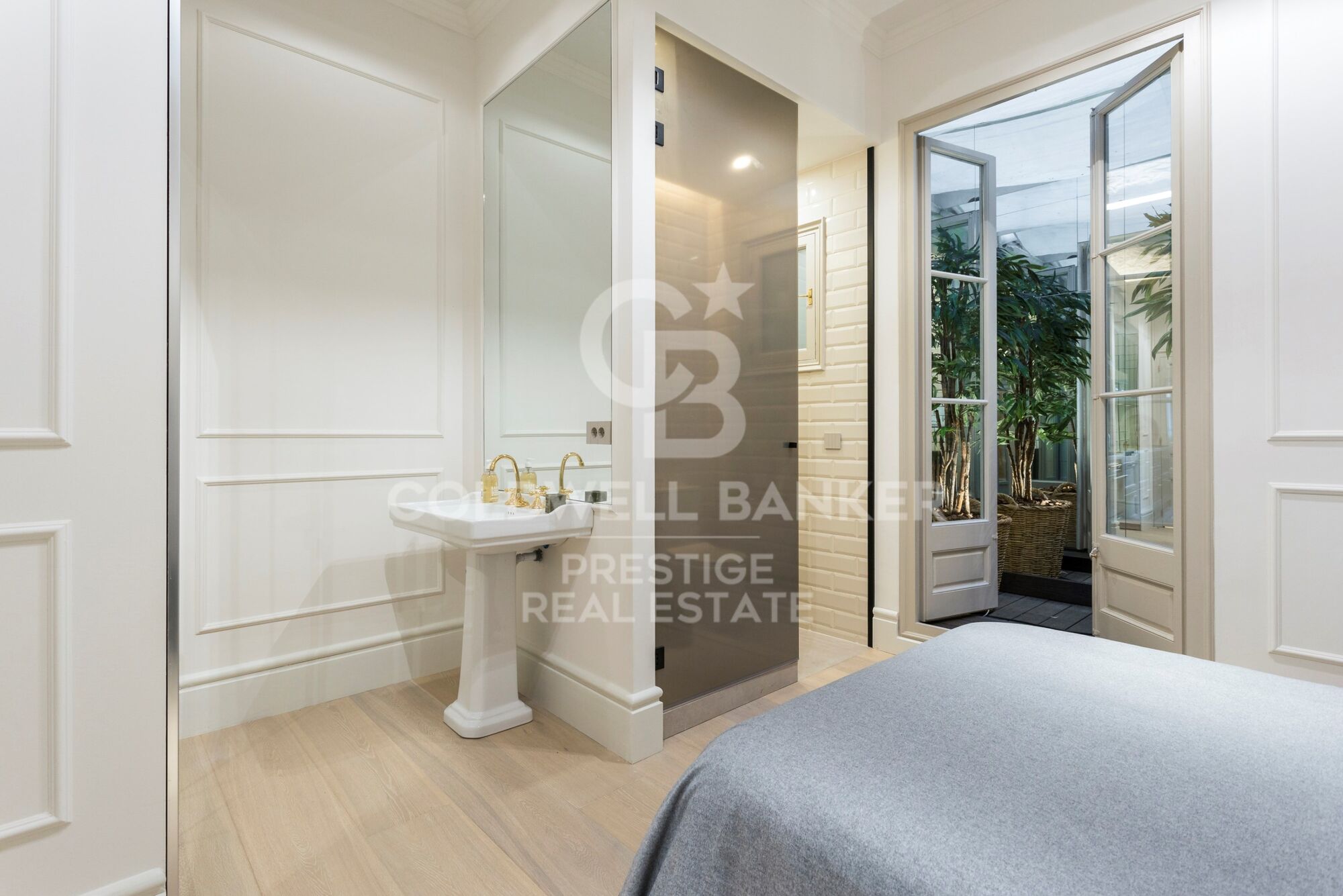 Majestuoso piso en finca regia con terraza en venta en Barcelona