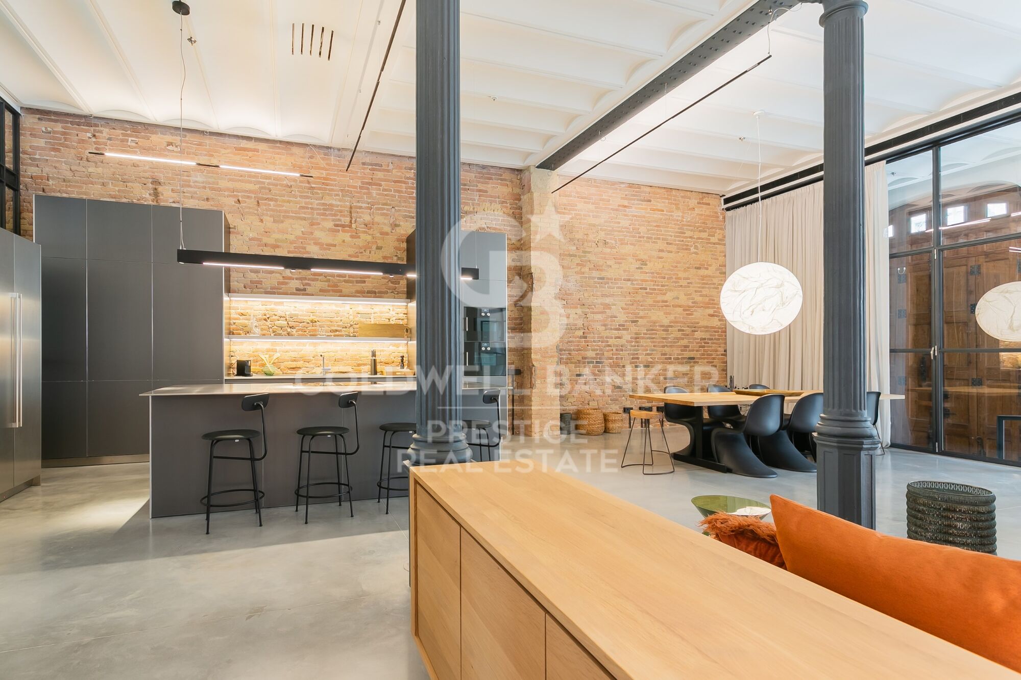 En alquiler loft de diseño con terraza privada en el edificio modernista Casa Burés