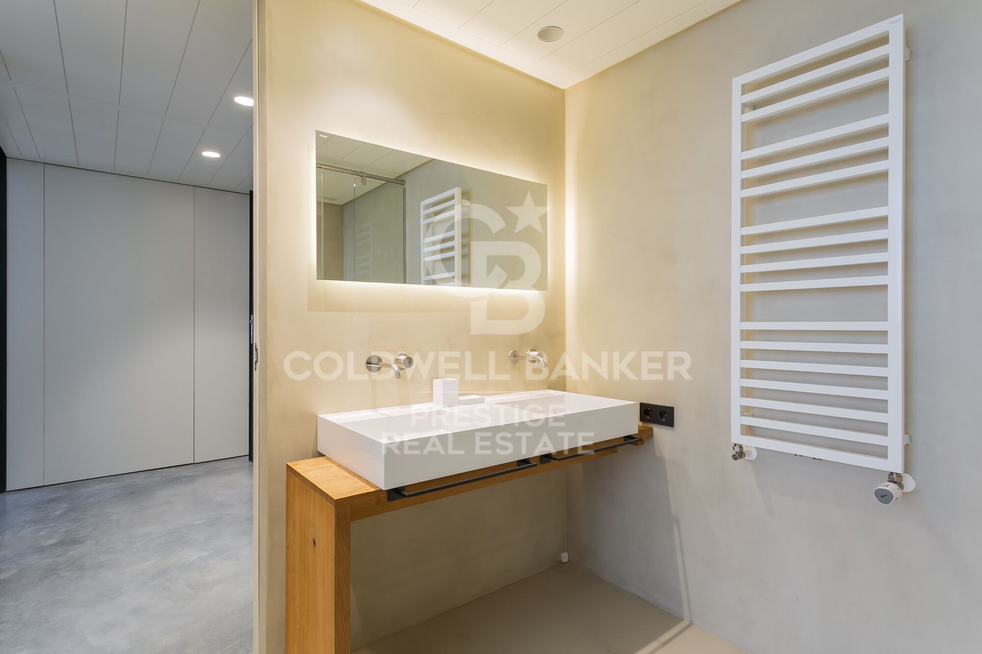 Loft design à louer avec terrasse privée dans l'immeuble moderniste Casa Burés