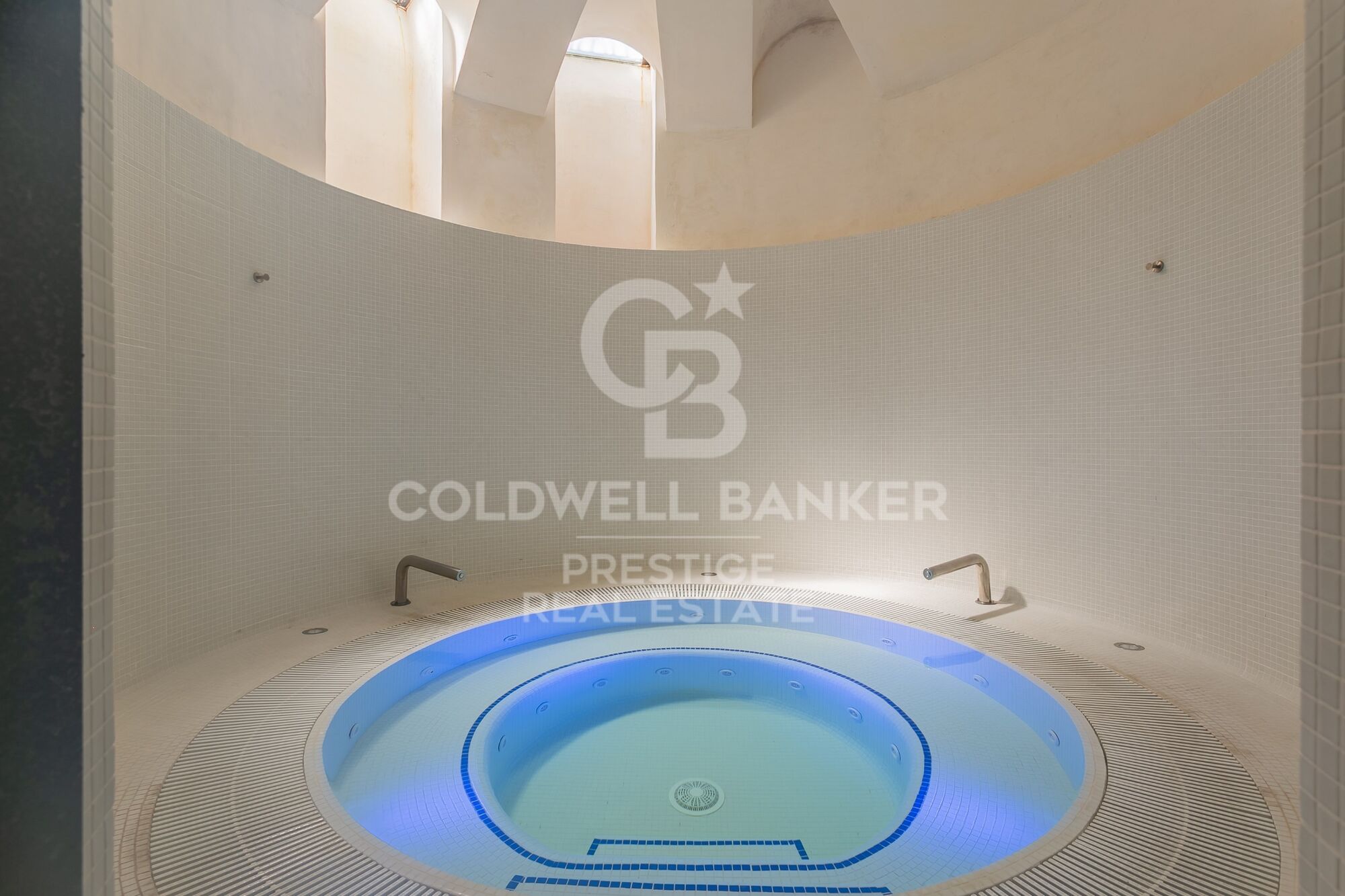 Loft design à louer avec terrasse privée dans l'immeuble moderniste Casa Burés