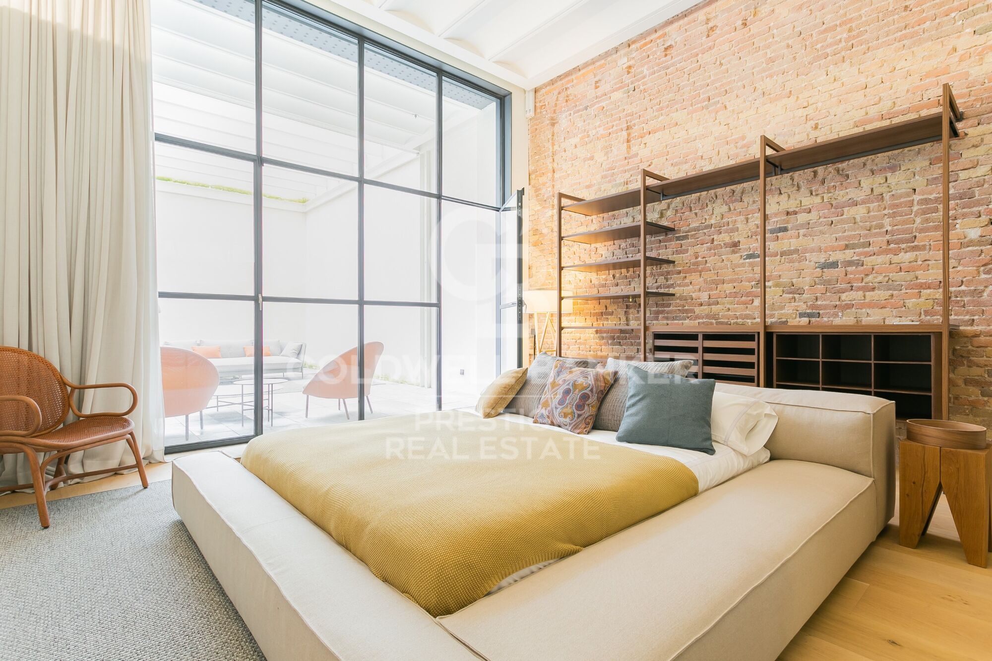 En alquiler loft de diseño con terraza privada en el edificio modernista Casa Burés