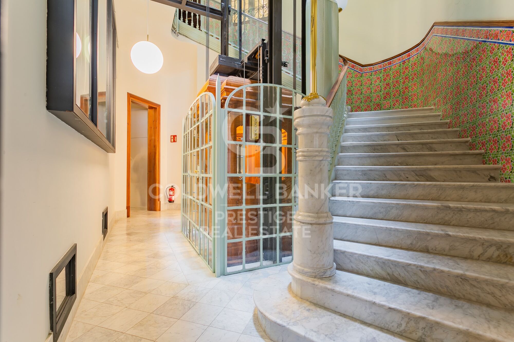 Loft design à louer avec terrasse privée dans l'immeuble moderniste Casa Burés