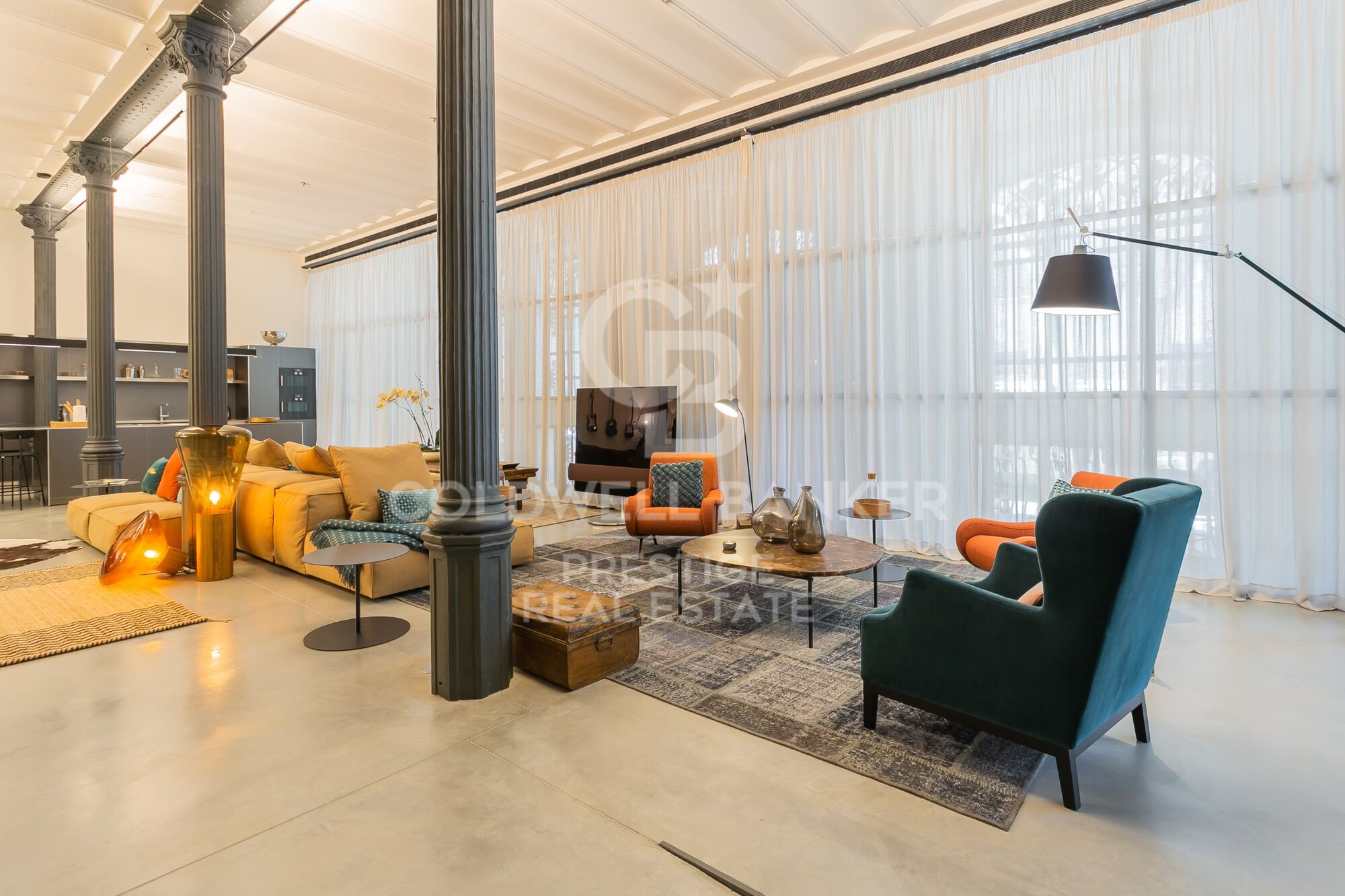 Loft design à louer avec terrasse privée dans l'immeuble moderniste Casa Burés