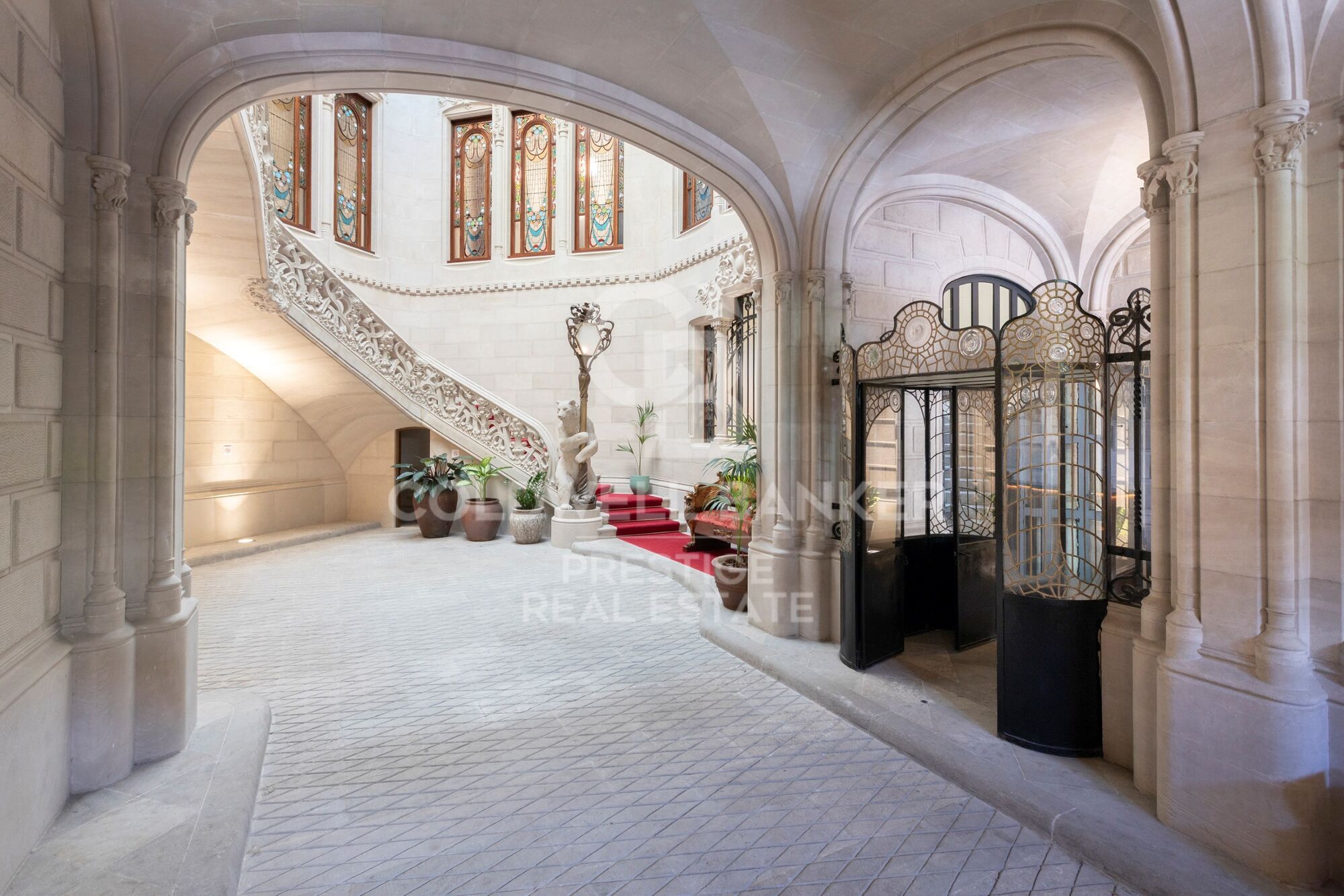 Loft design à louer avec terrasse privée dans l'immeuble moderniste Casa Burés