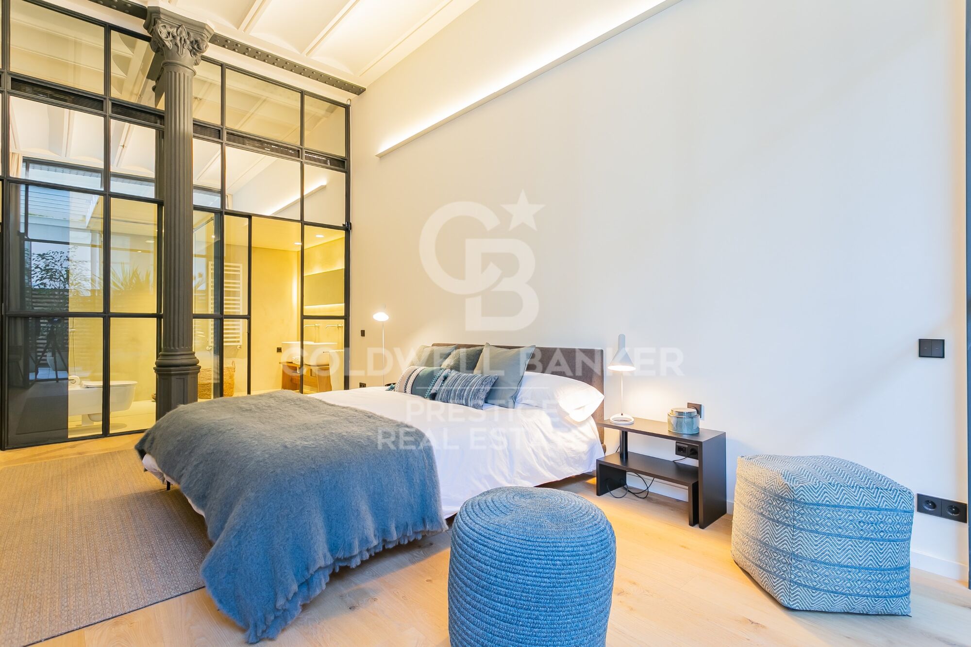 Design loft for rent with private terrace in the modernist building Casa Burés