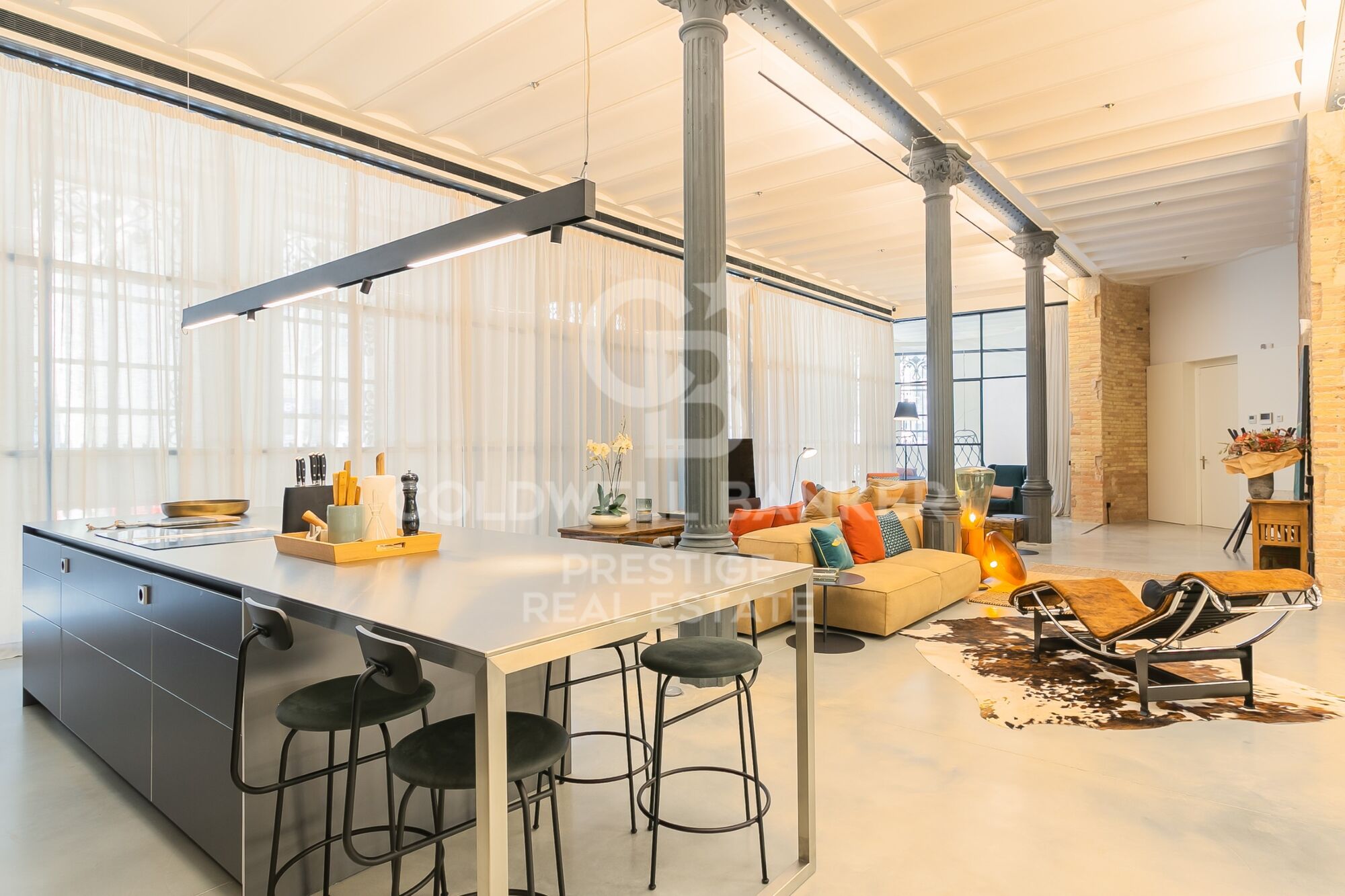 En alquiler loft de diseño con terraza privada en el edificio modernista Casa Burés