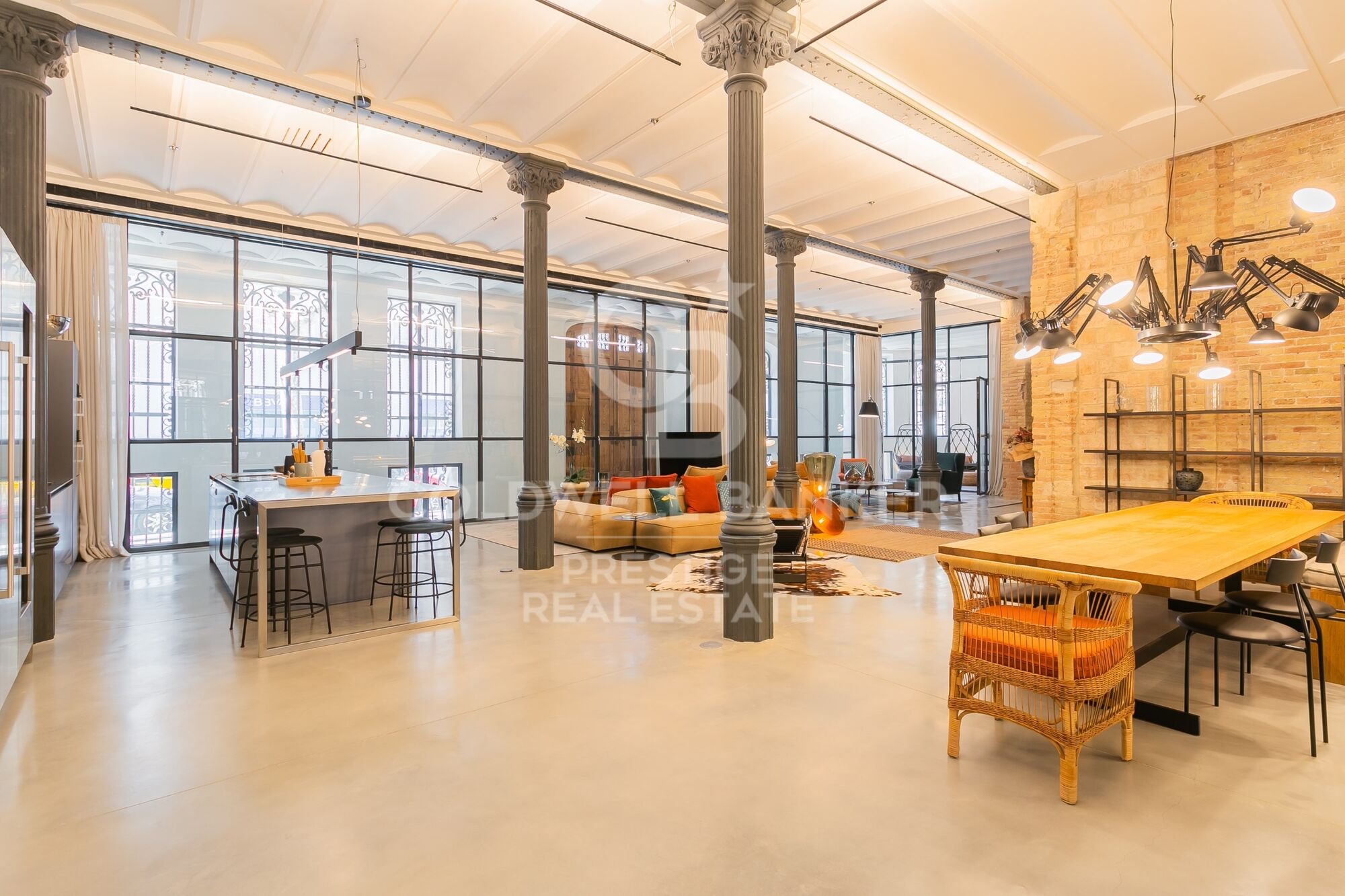 En alquiler loft de diseño con terraza privada en el edificio modernista Casa Burés