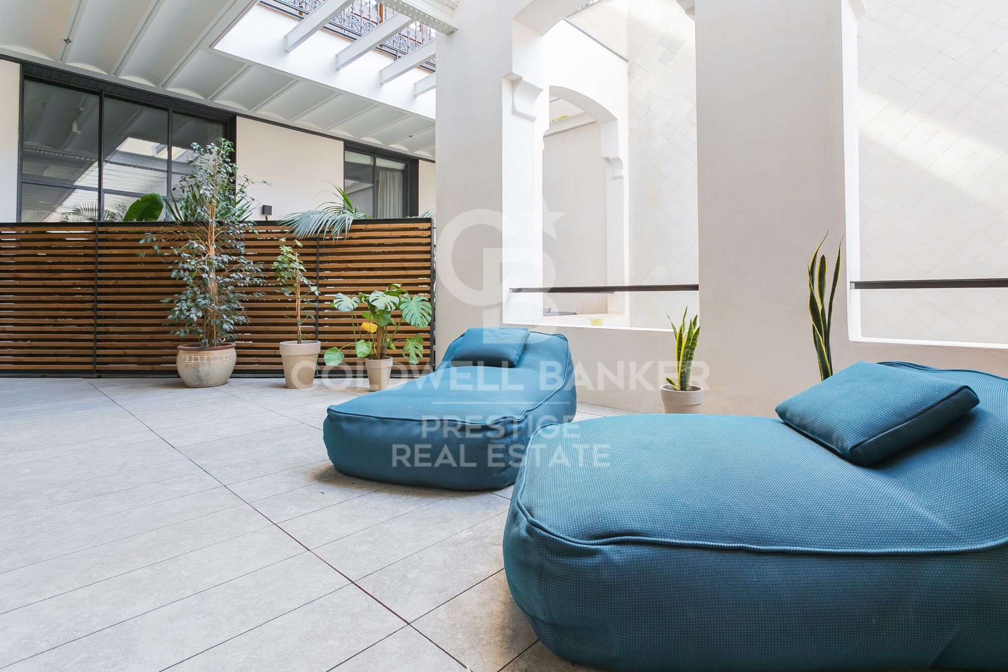 Design loft for rent with private terrace in the modernist building Casa Burés
