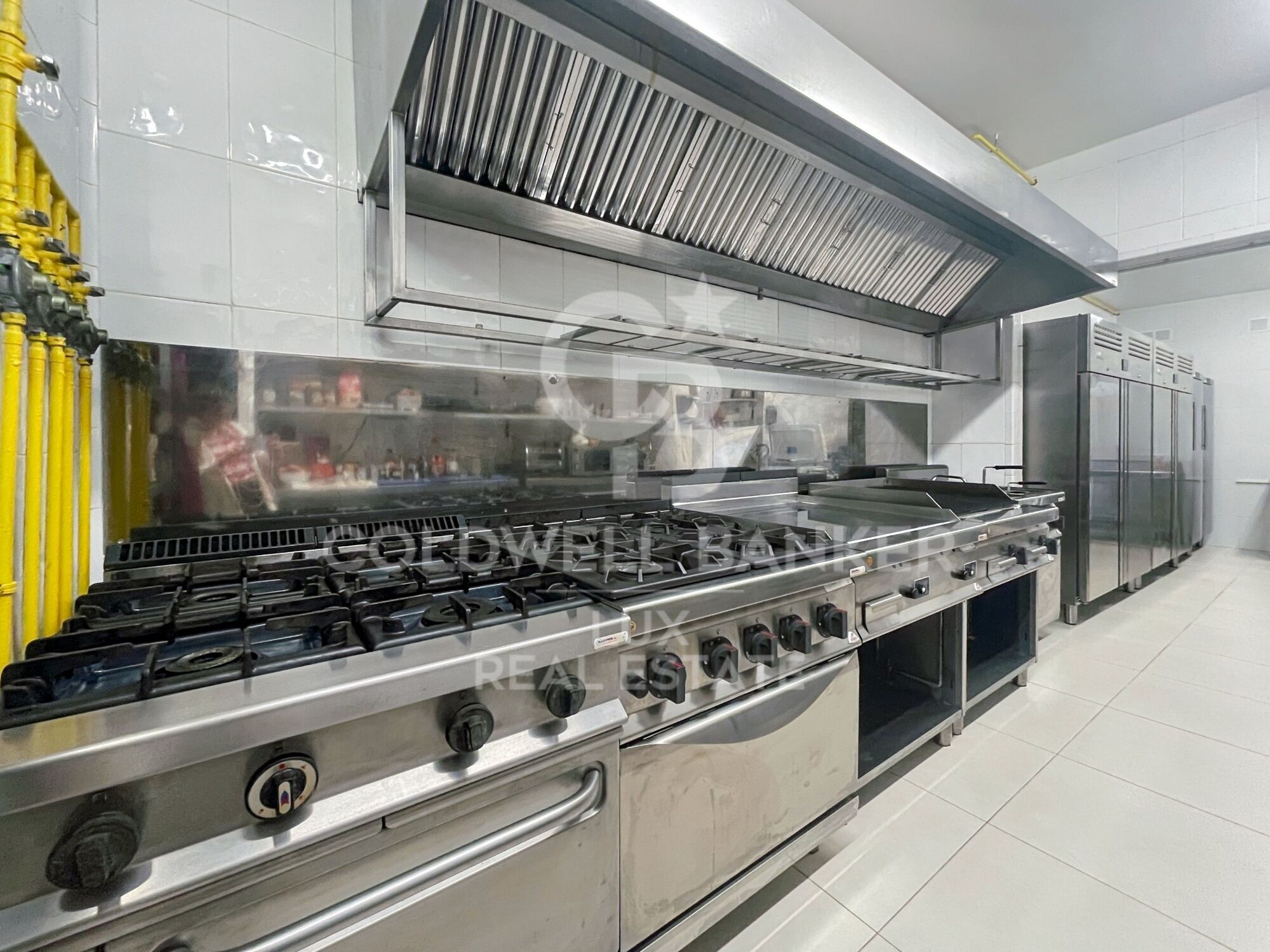 Building with restaurant and flat with terrace for sale in Roses