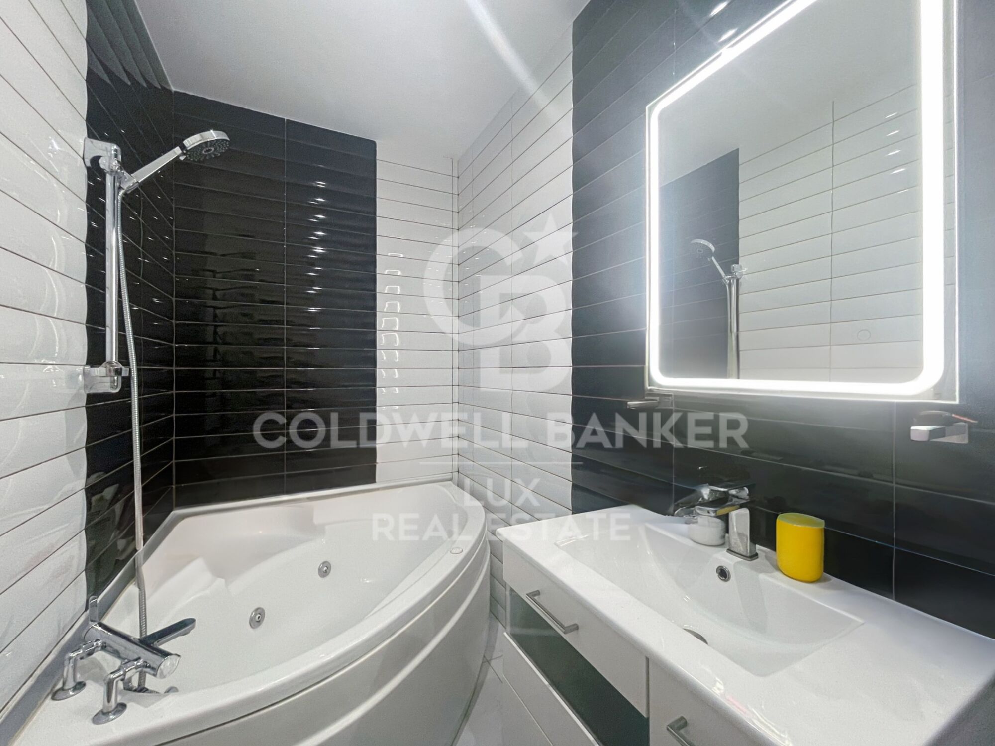 Building with restaurant and flat with terrace for sale in Roses