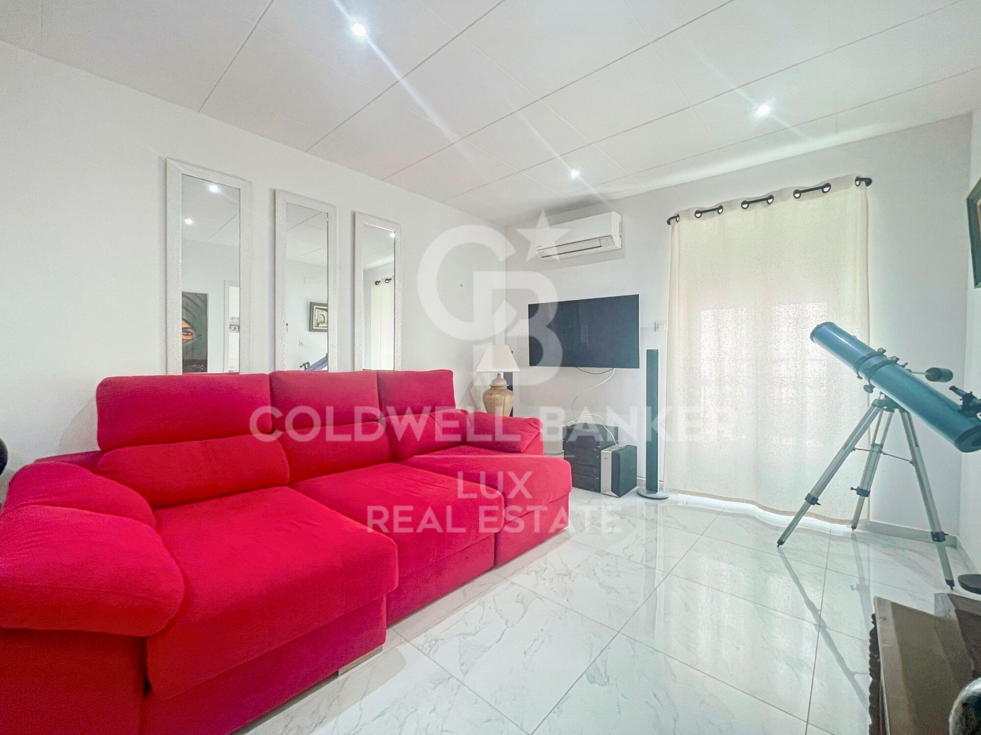 Building with restaurant and flat with terrace for sale in Roses