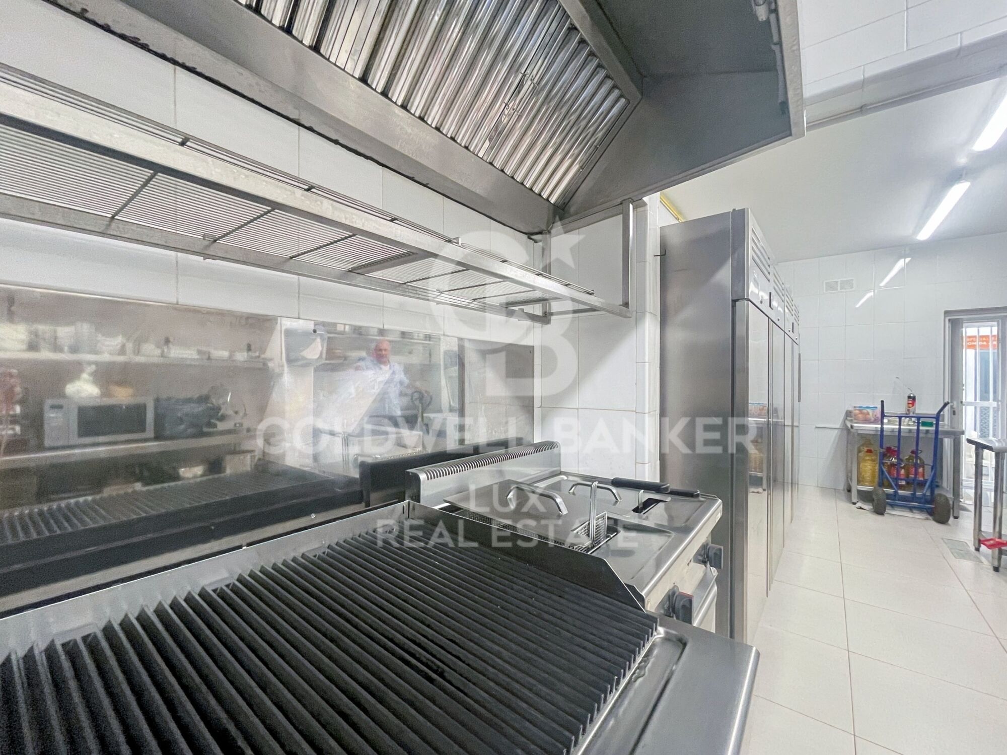 Building with restaurant and flat with terrace for sale in Roses