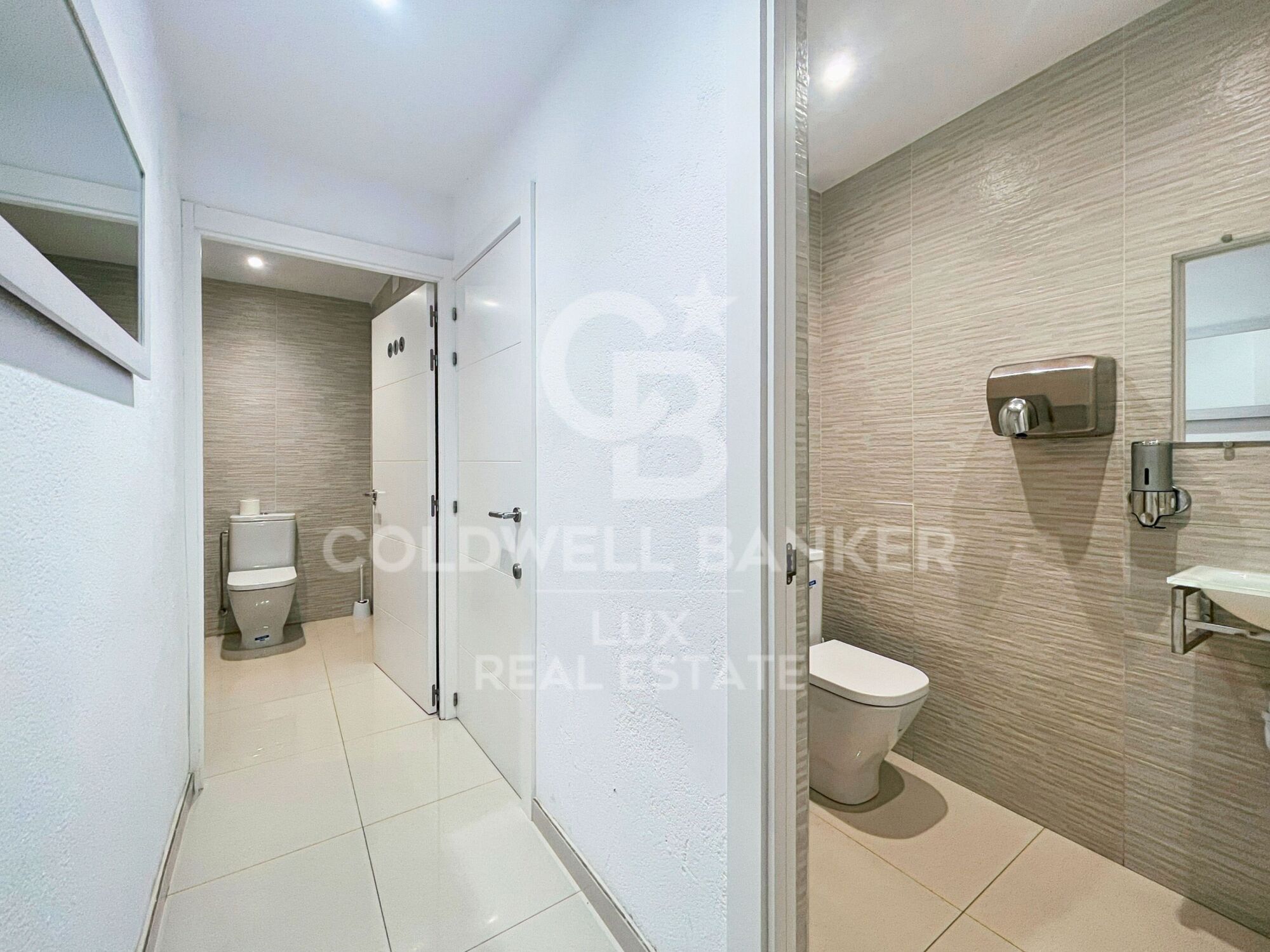 Building with restaurant and flat with terrace for sale in Roses