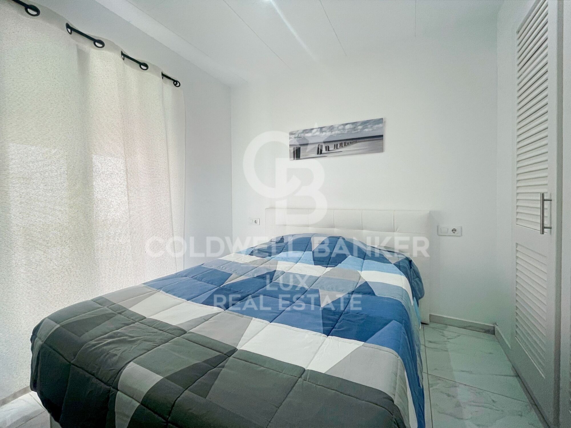 Building with restaurant and flat with terrace for sale in Roses