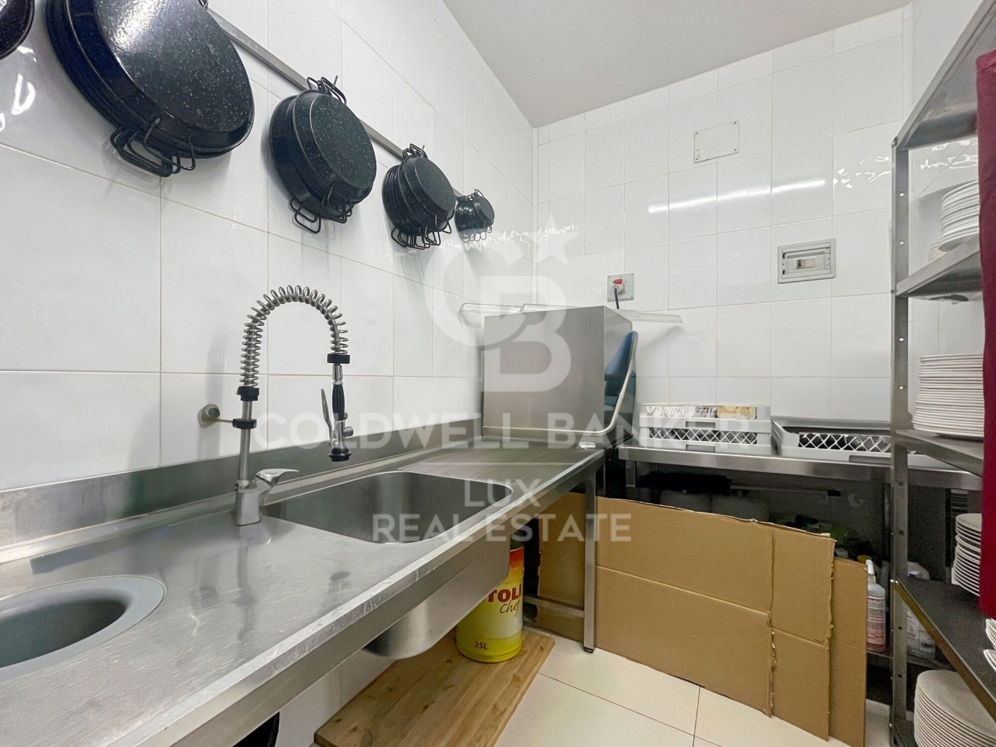 Building with restaurant and flat with terrace for sale in Roses