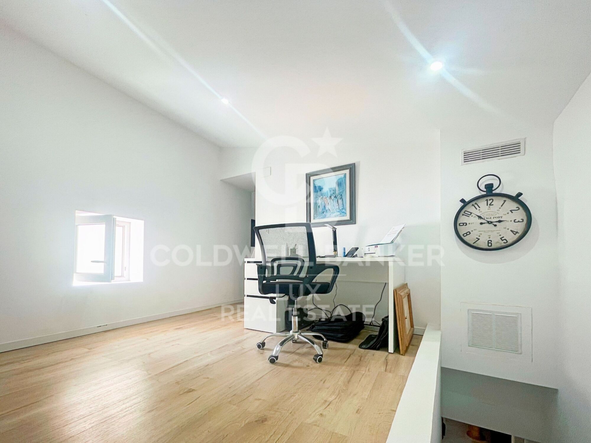 Building with restaurant and flat with terrace for sale in Roses