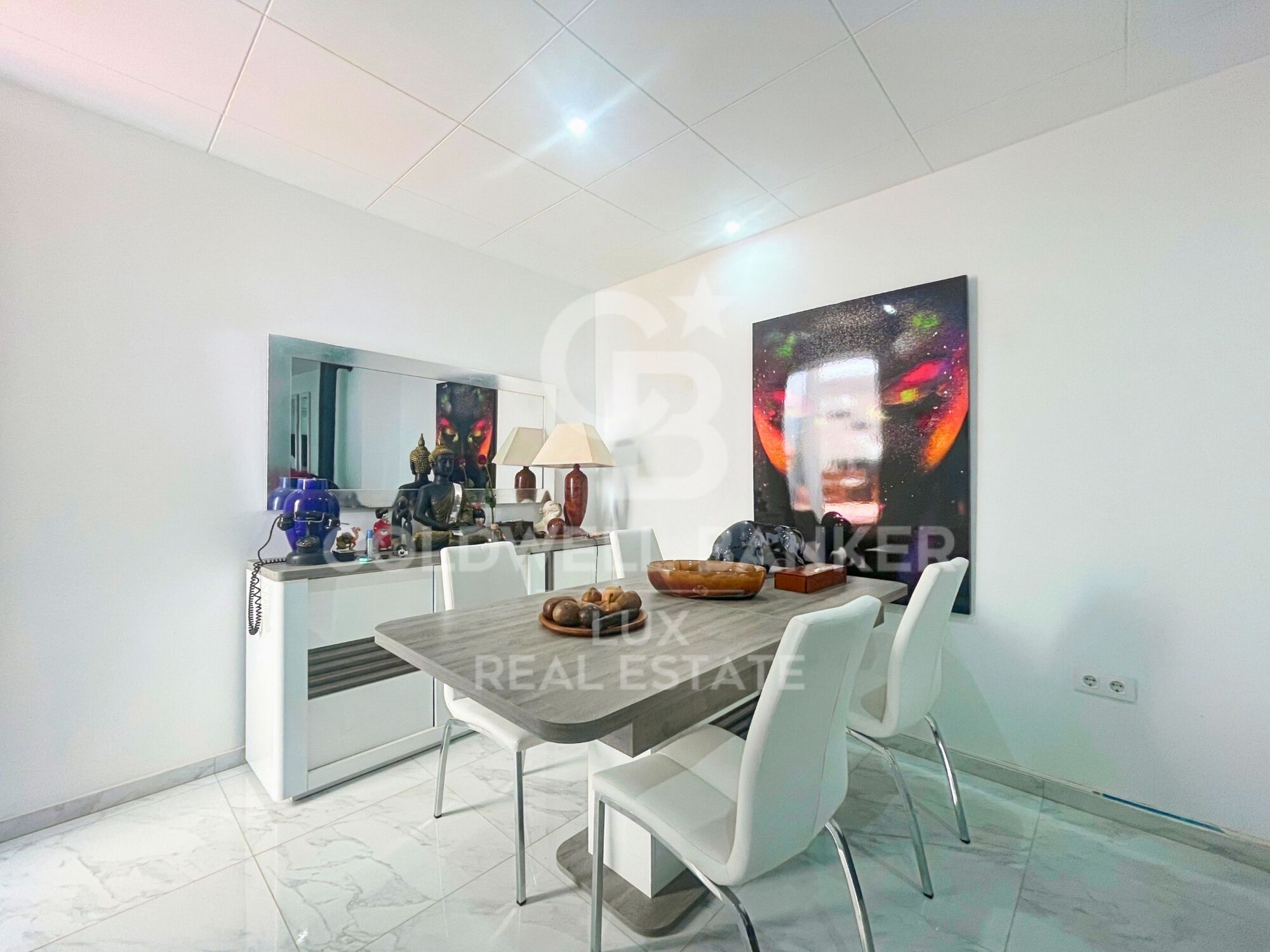 Building with restaurant and flat with terrace for sale in Roses