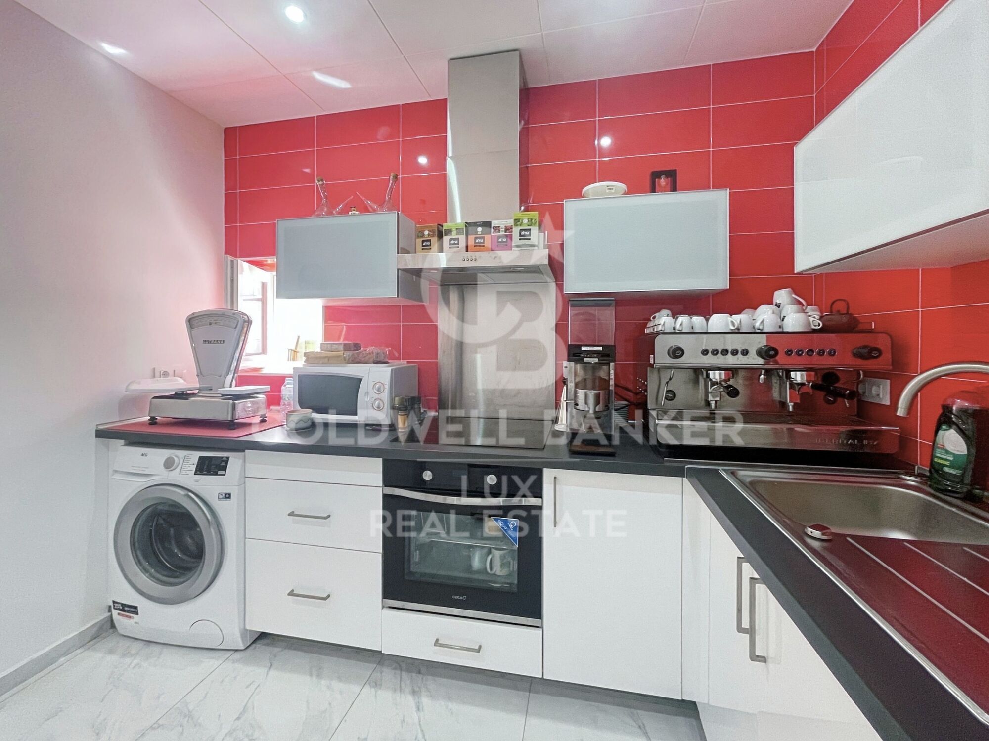 Building with restaurant and flat with terrace for sale in Roses