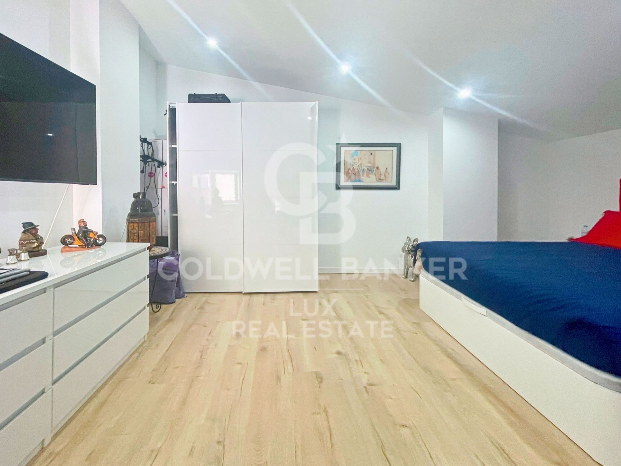 Building with restaurant and flat with terrace for sale in Roses