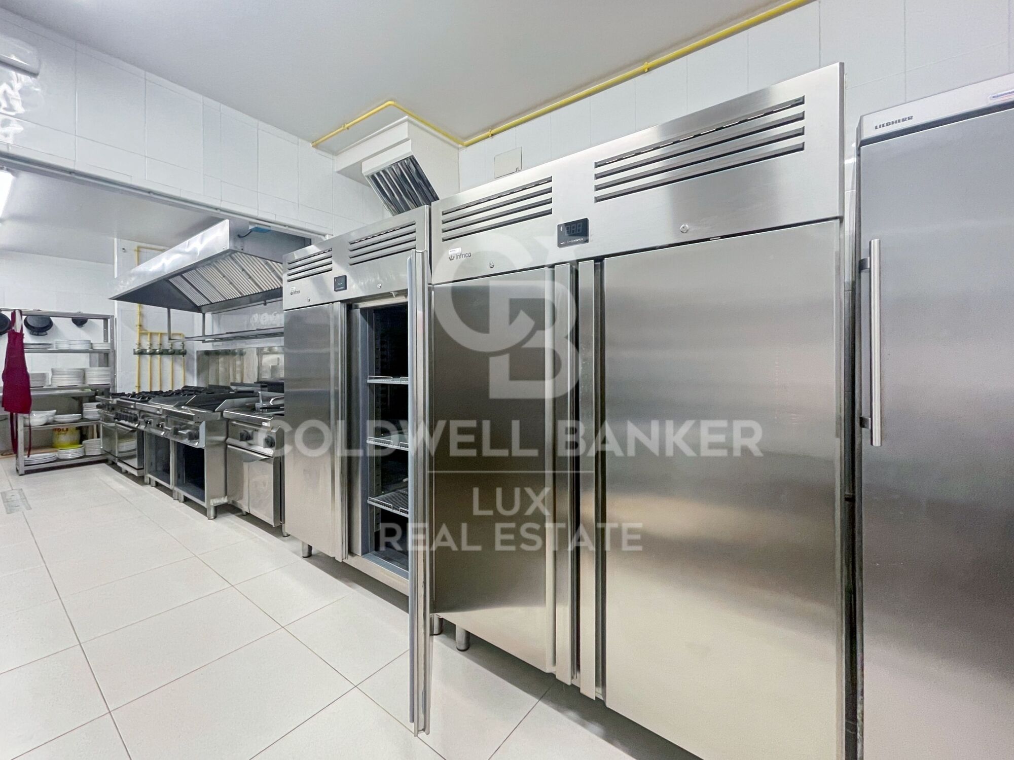 Building with restaurant and flat with terrace for sale in Roses