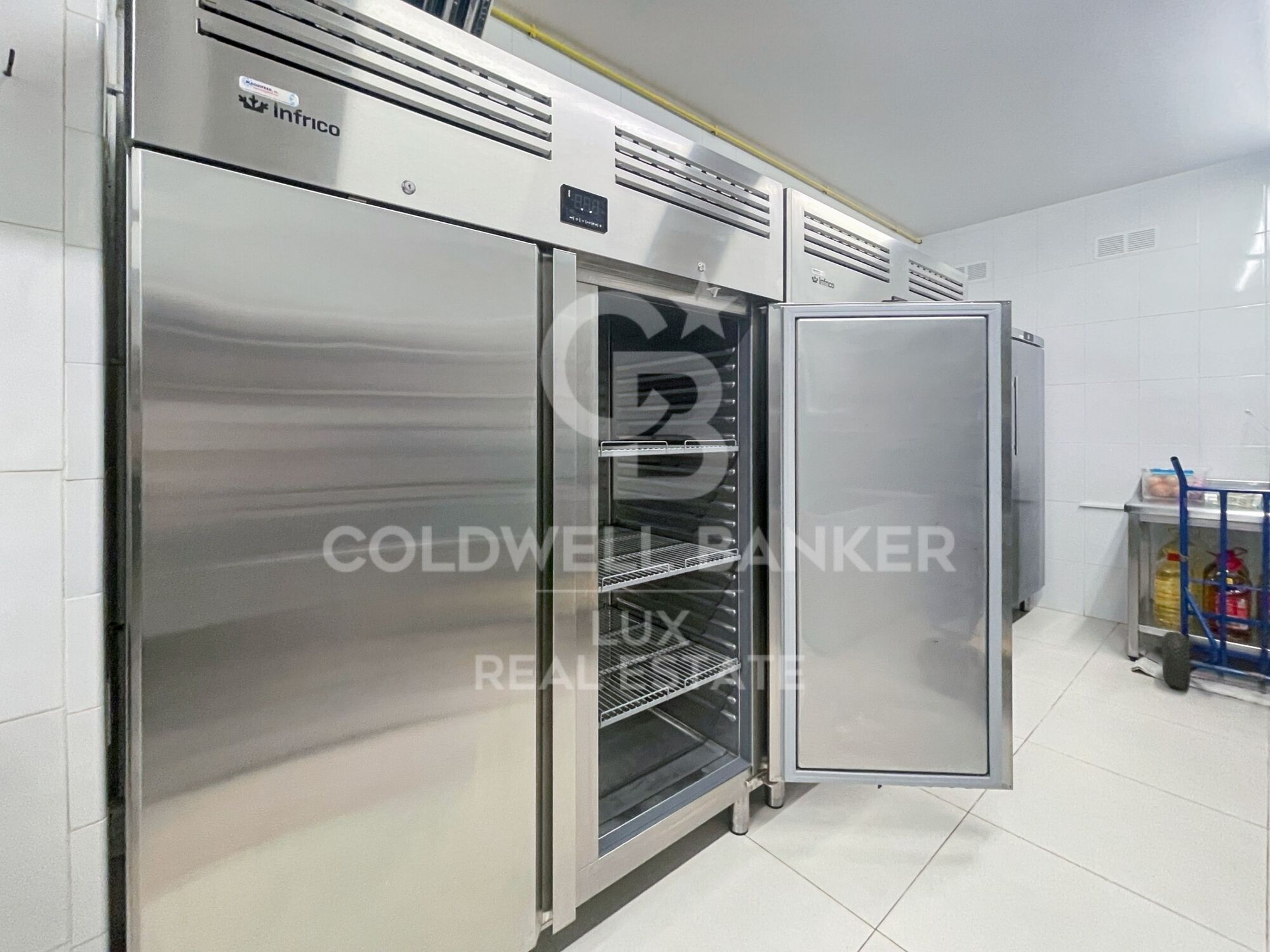 Building with restaurant and flat with terrace for sale in Roses