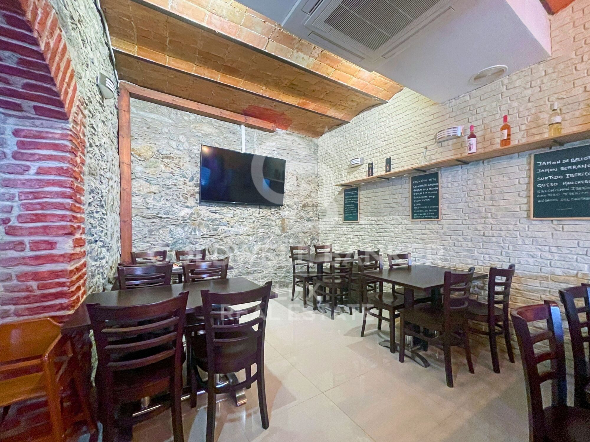 Edificio con restaurante y piso con terraza en venta en Roses