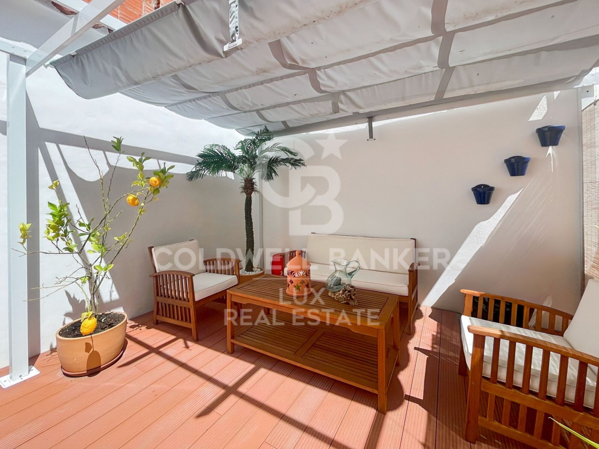 Edificio con restaurante y piso con terraza en venta en Roses