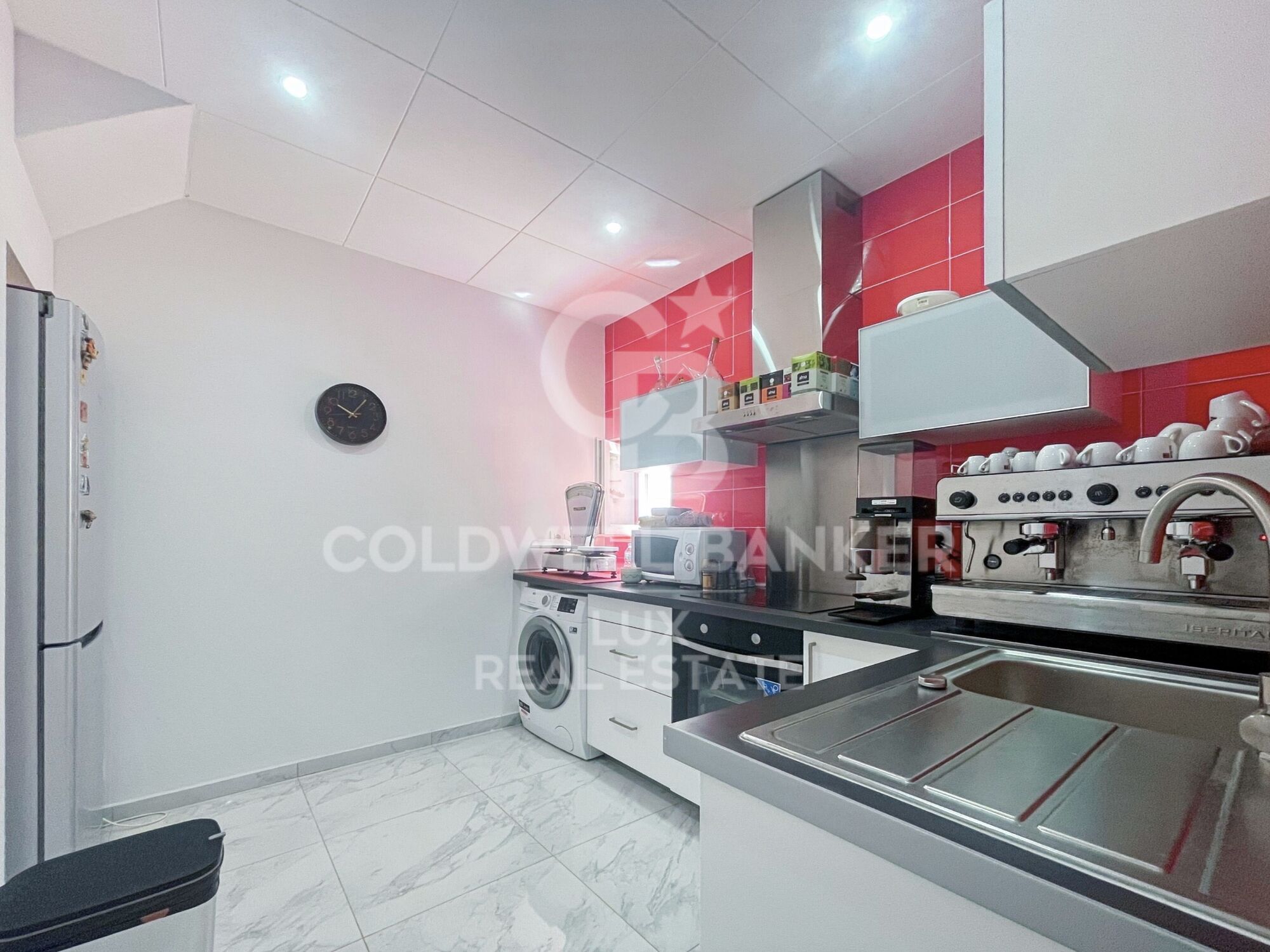 Edificio con restaurante y piso con terraza en venta en Roses