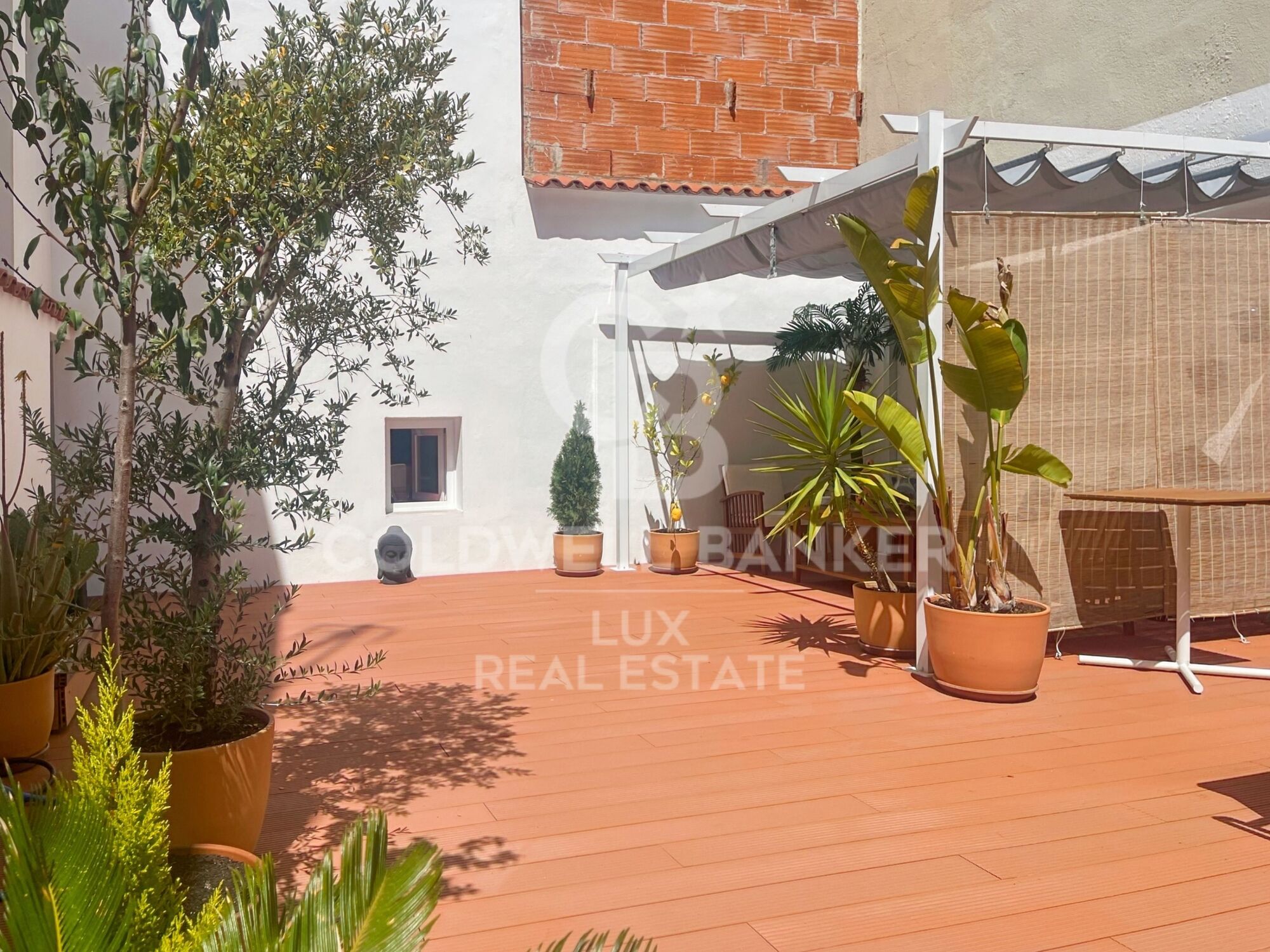 Immeuble avec restaurant et appartement avec terrasse à vendre à Roses