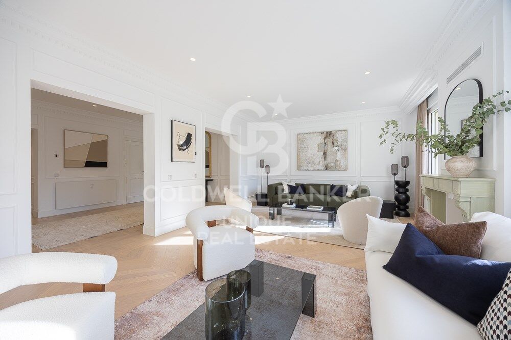 Renovated flat for sale with terrace in Barrio de Salamanca