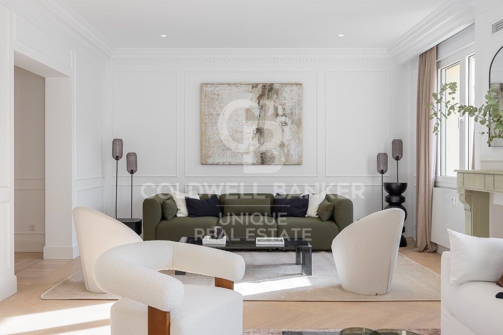 Renovated flat for sale with terrace in Barrio de Salamanca