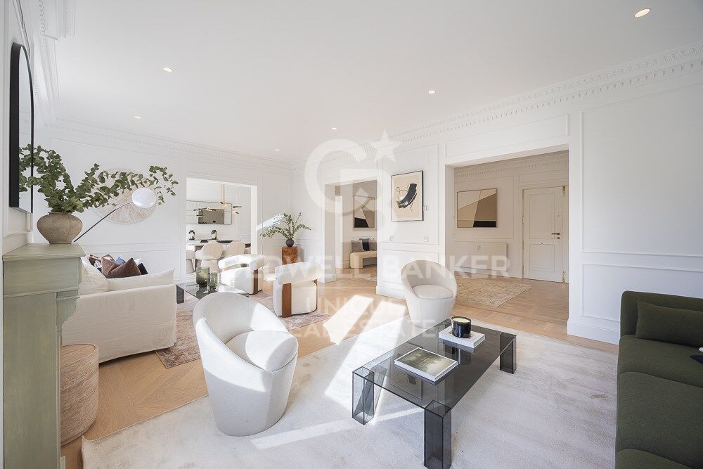 Renovated flat for sale with terrace in Barrio de Salamanca