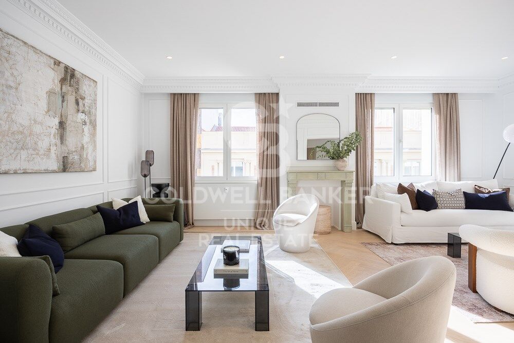 Renovated flat for sale with terrace in Barrio de Salamanca