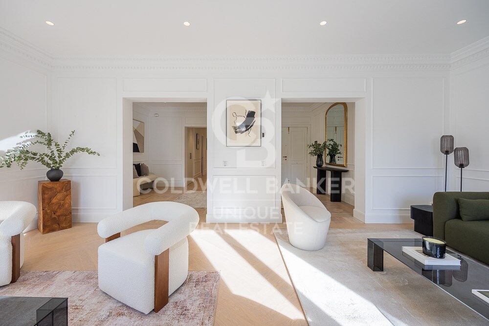 Renovated flat for sale with terrace in Barrio de Salamanca