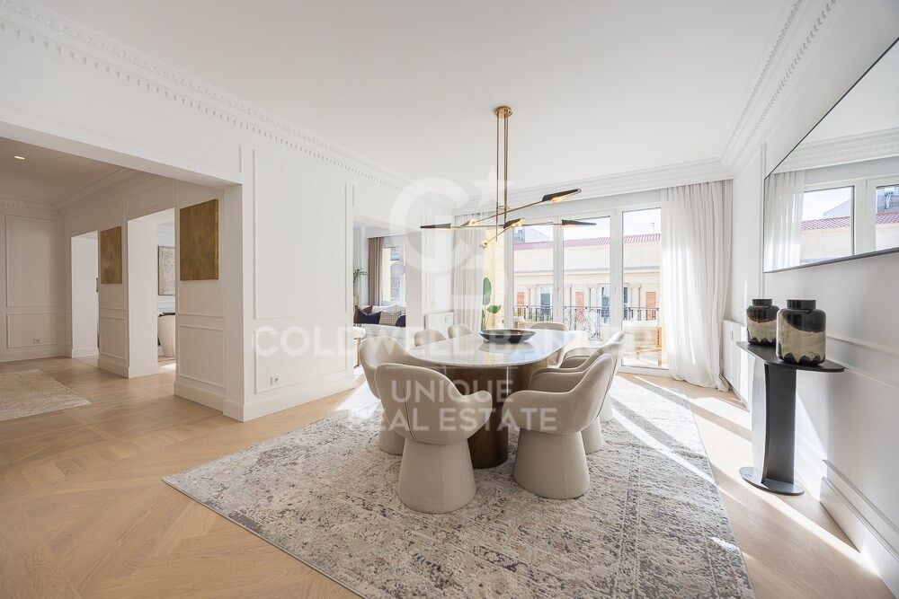 Renovated flat for sale with terrace in Barrio de Salamanca