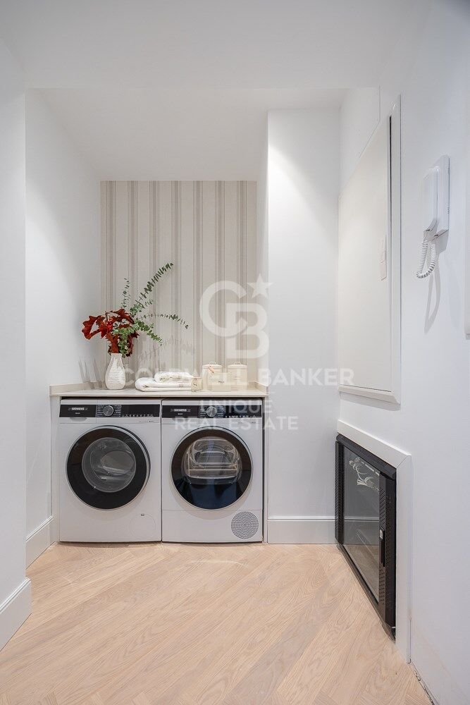 Renovated flat for sale with terrace in Barrio de Salamanca