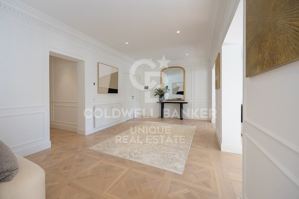 Renovated flat for sale with terrace in Barrio de Salamanca